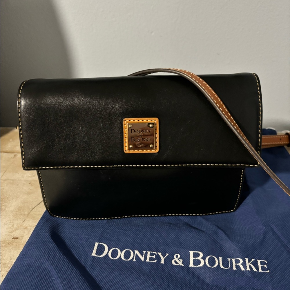Dooney & Bourke leather crossbody purse👜🌺